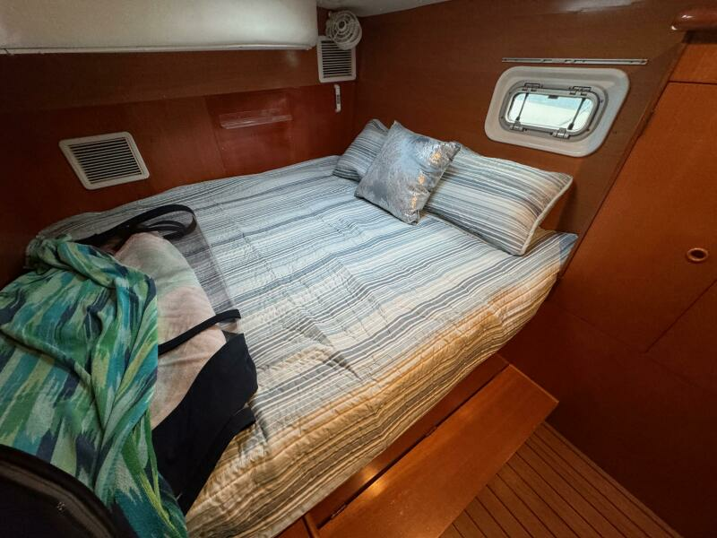 43 2003 Lagoon 410 S2 Guest Aft Berth