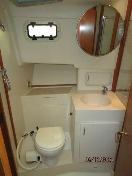 39' Mainship head1