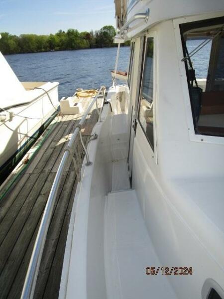 39' Mainship starboard side deck2