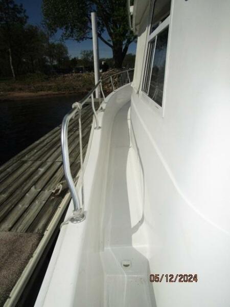 39' Mainship port side deck1