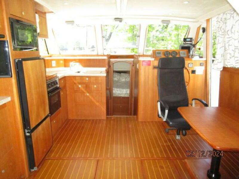 39' Mainship salon forward