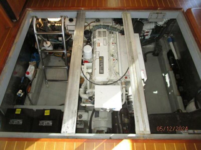 39' Mainship engine room access1