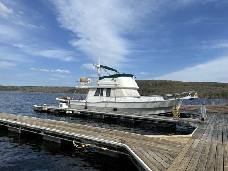 39' Mainship starboard forward profile2