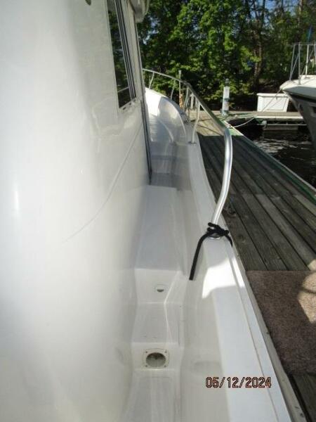 39' Mainship starboard side deck1