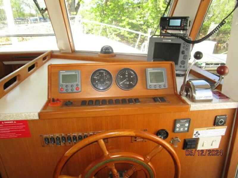 39' Mainship lower helm2