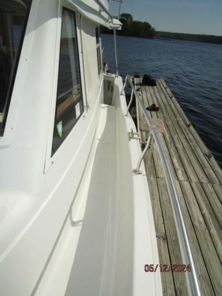 39' Mainship port side deck2