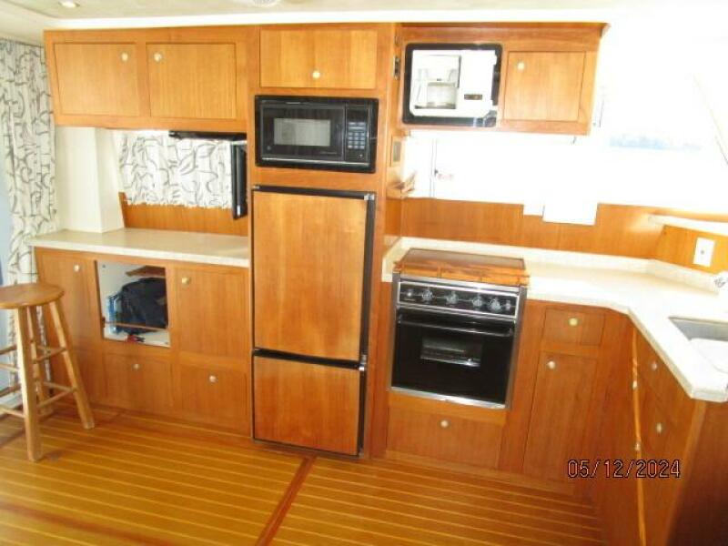 39' Mainship salon port