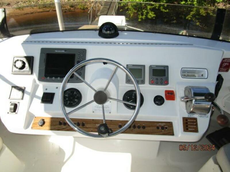 39' Mainship flybridge helm3