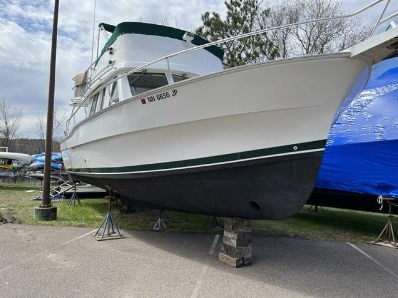 39' Mainship hauled out