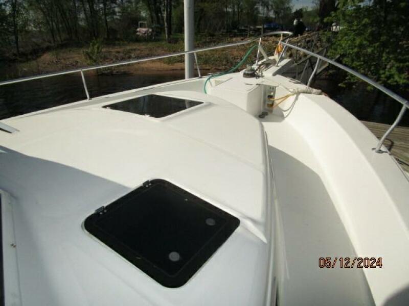 39' Mainship foredeck1