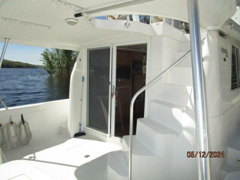 39' Mainship aftdeck forward