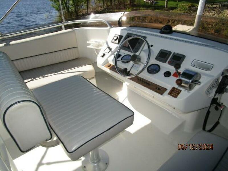 39' Mainship flybridge helm1