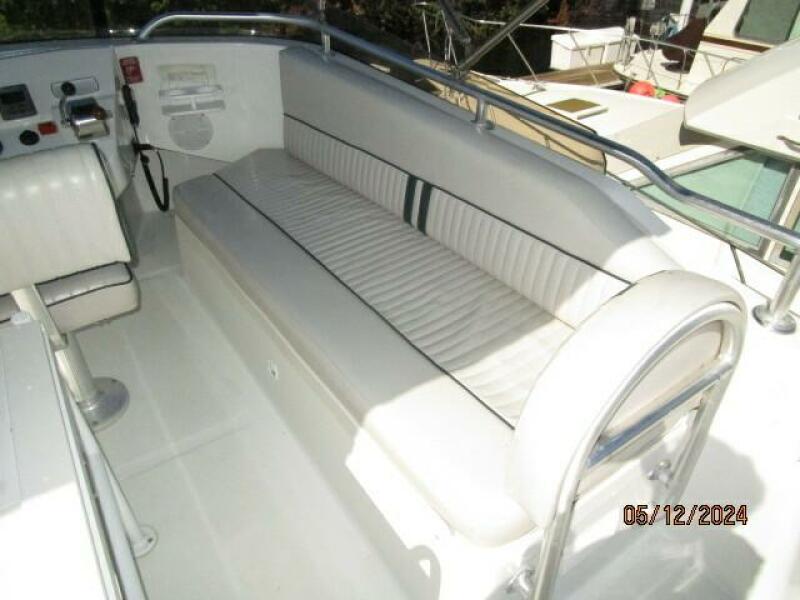 39' Mainship flybridge starboard seating