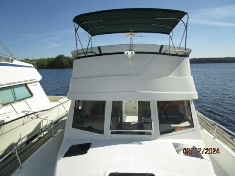 39' Mainship foredeck aft