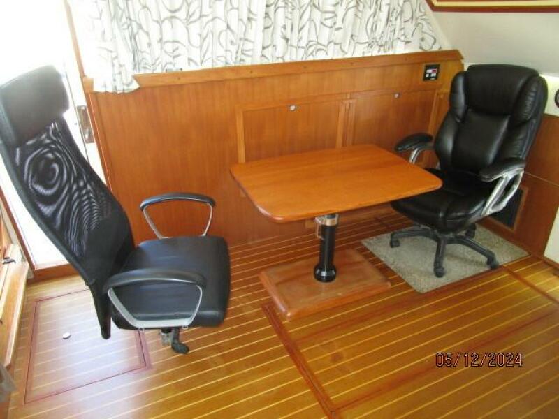 39' Mainship salon starboard seating