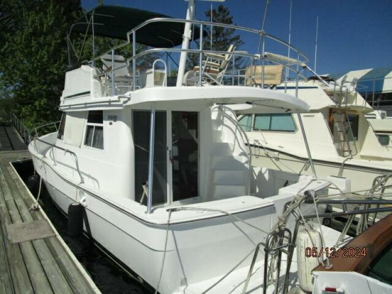 39' Mainship port aft profile