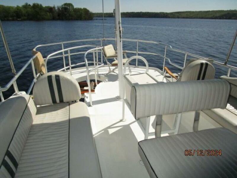 39' Mainship flybridge aft