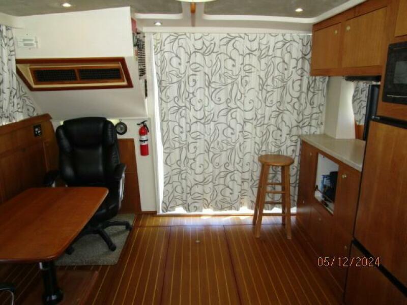 39' Mainship salon aft