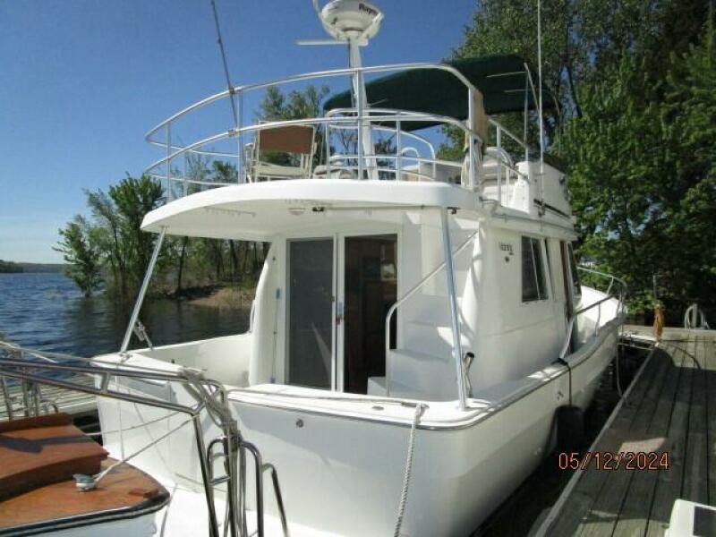39' Mainship starboard aft profile