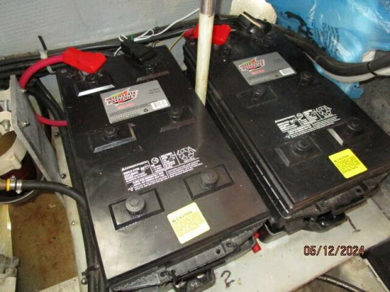 39' Mainship battery bank