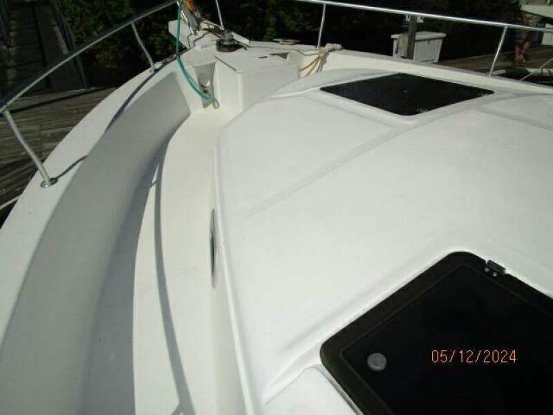 39' Mainship foredeck2