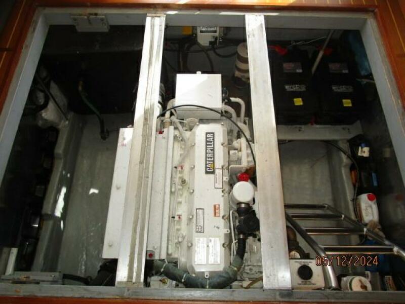 39' Mainship engine room access2
