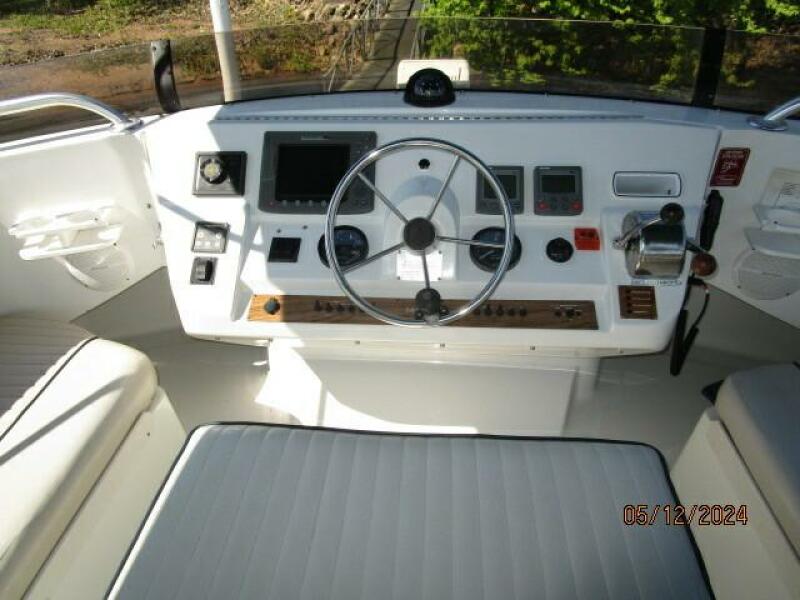 39' Mainship flybridge helm2