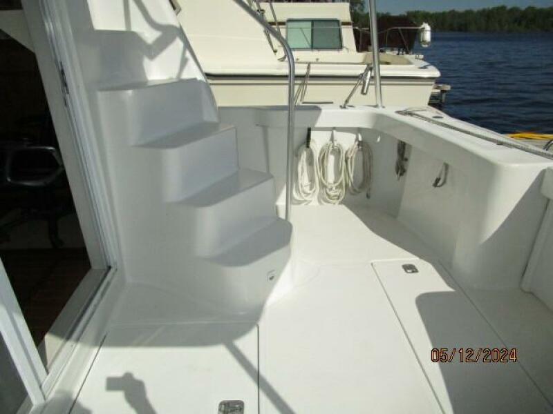 39' Mainship aftdeck starboard