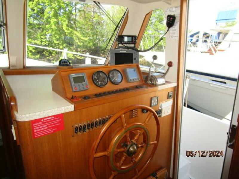 39' Mainship lower helm1
