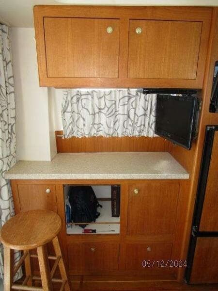 39' Mainship salon port aft