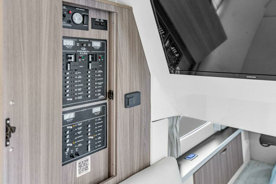 33ft Regal Yacht For Sale