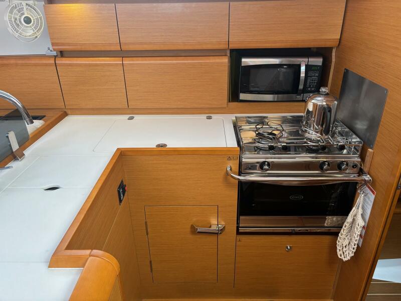 2016 Jeanneau Sun Odyssey 439