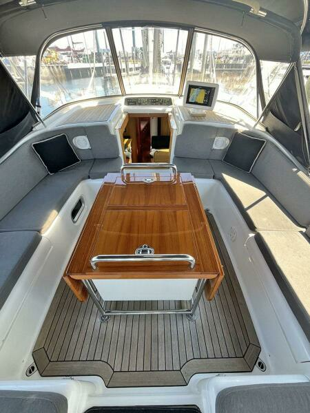 Cockpit with Refrigerated Table