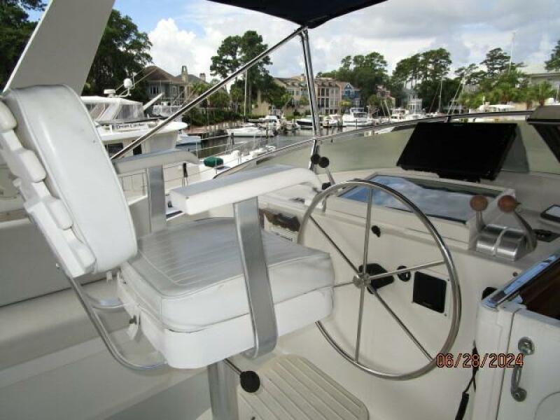 49' DeFever flybridge helm1