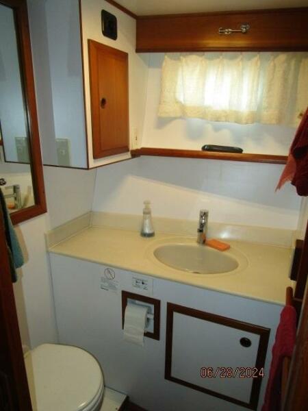 49' DeFever master stateroom head