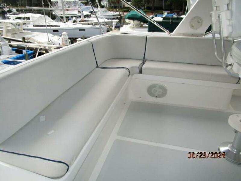49' DeFever flybridge seating1