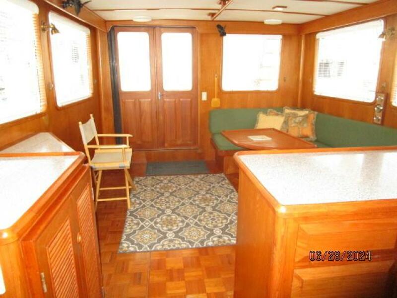 49' DeFever salon aft