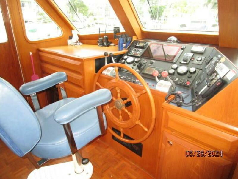 49' DeFever pilothouse helm2