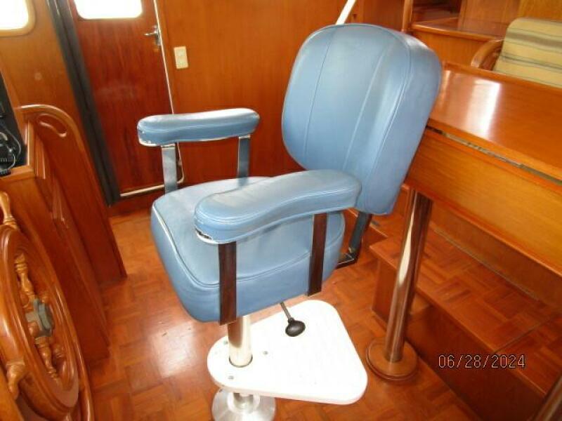 49' DeFever pilothouse helmseat