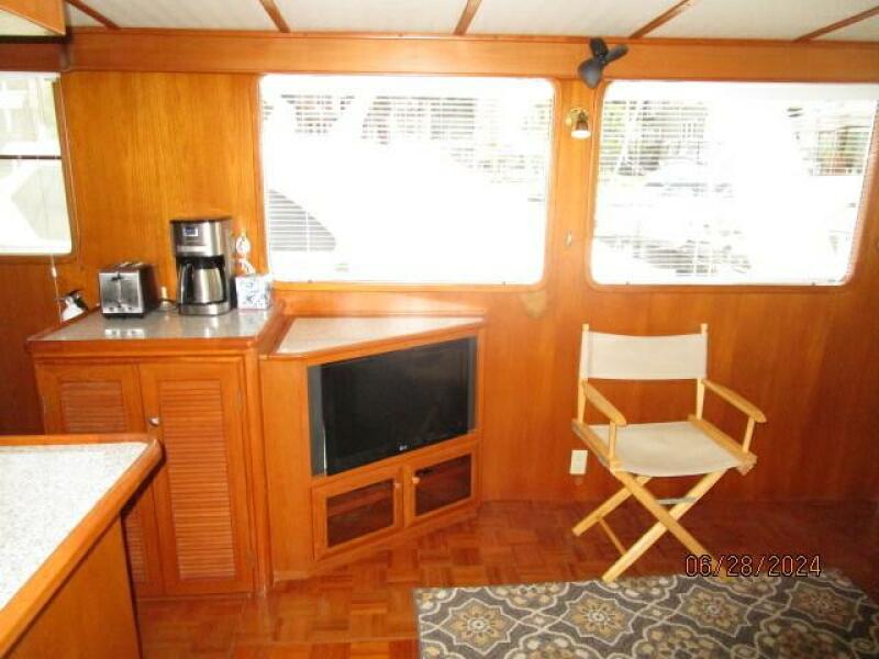 49' DeFever salon starboard