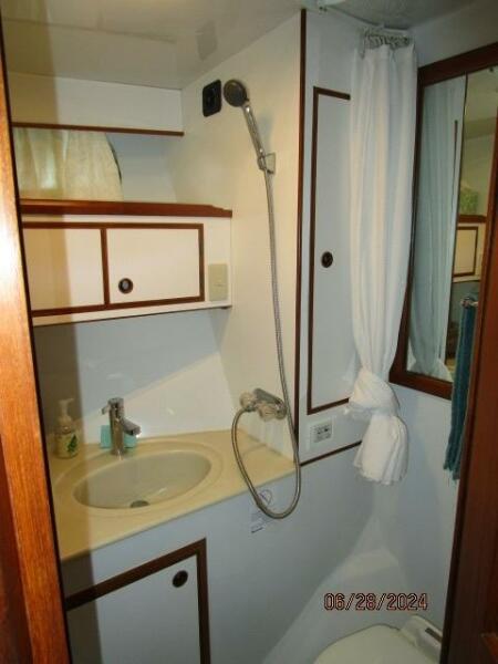 49' DeFever guest stateroom head