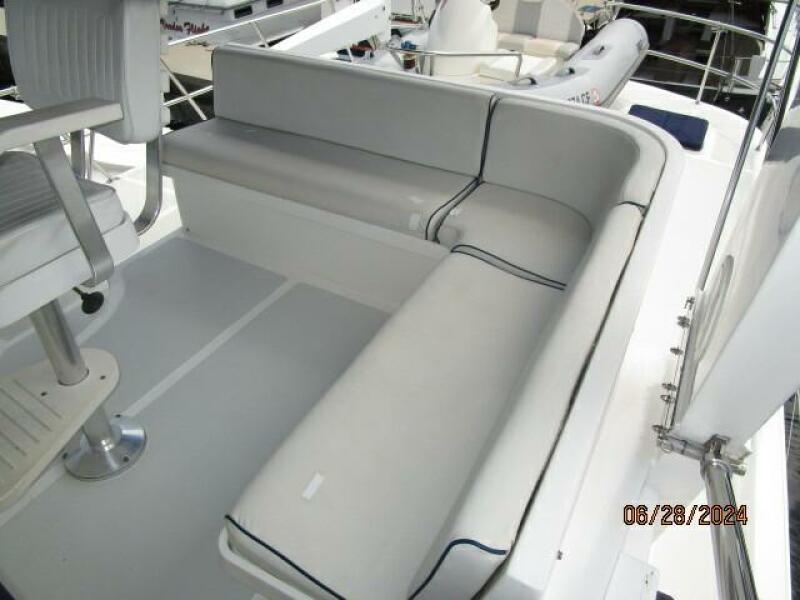 49' DeFever flybridge seating2