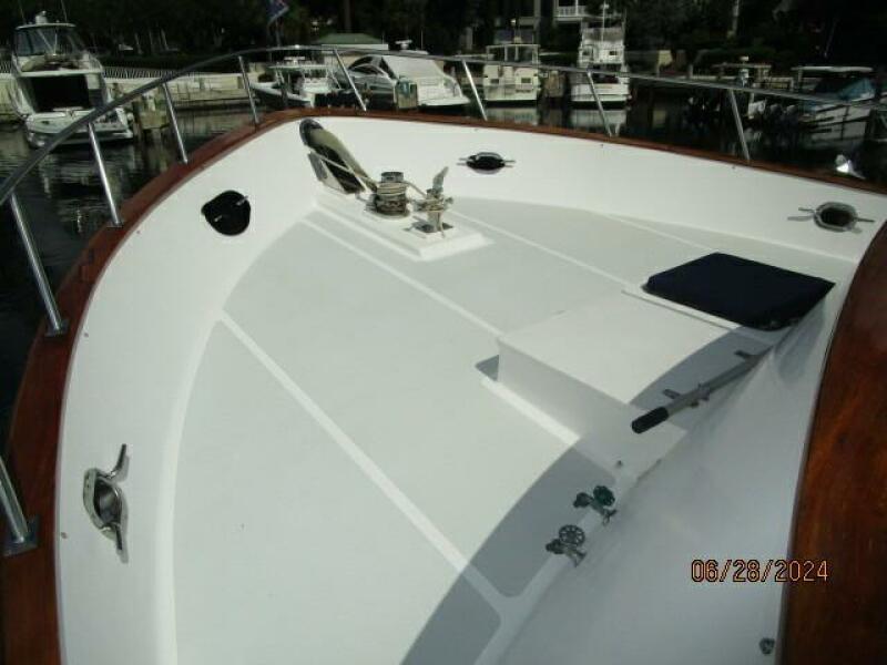 49' DeFever foredeck1