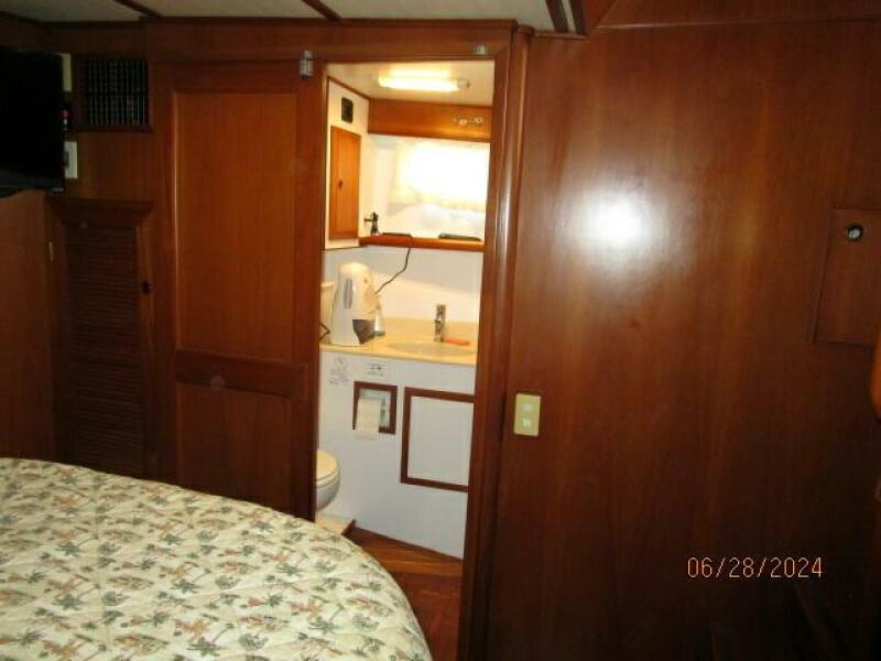 49' DeFever master stateroom starboard