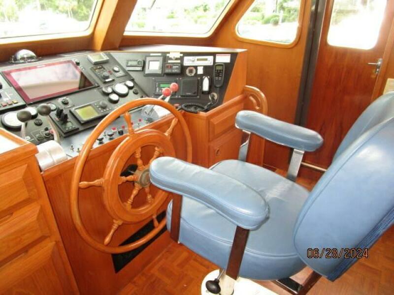 49' DeFever pilothouse helm1