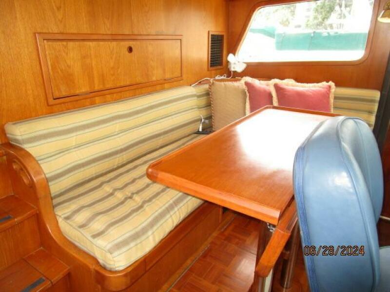 49' DeFever pilothouse seating1