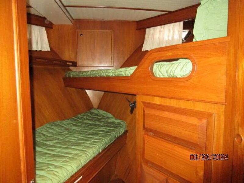49' DeFever guest stateroom