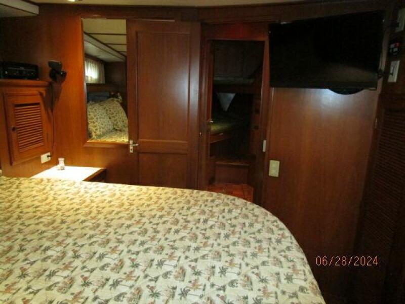 49' DeFever master stateroom forward