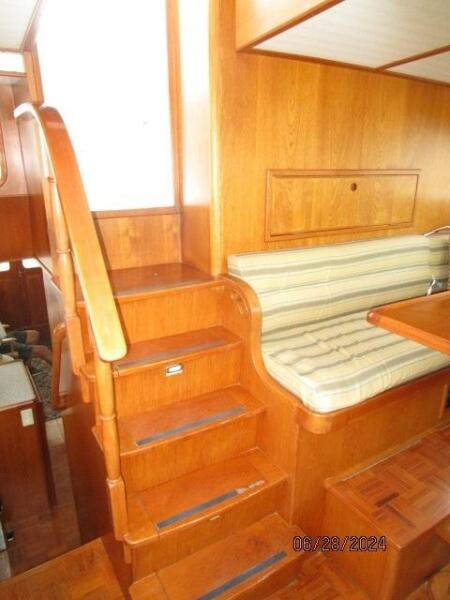 49' DeFever pilothouse-flybridge stairs