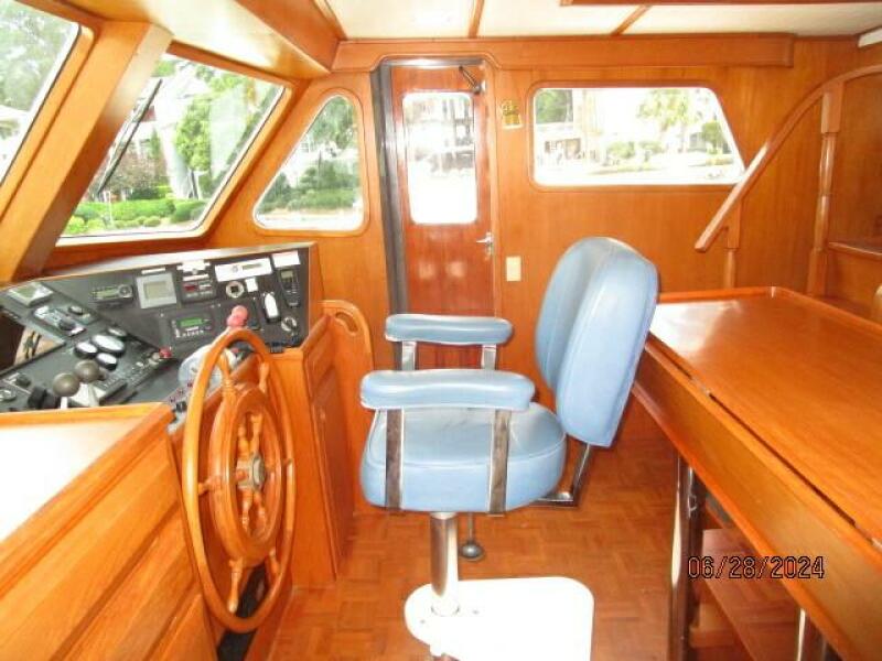 49' DeFever poilothouse starboard